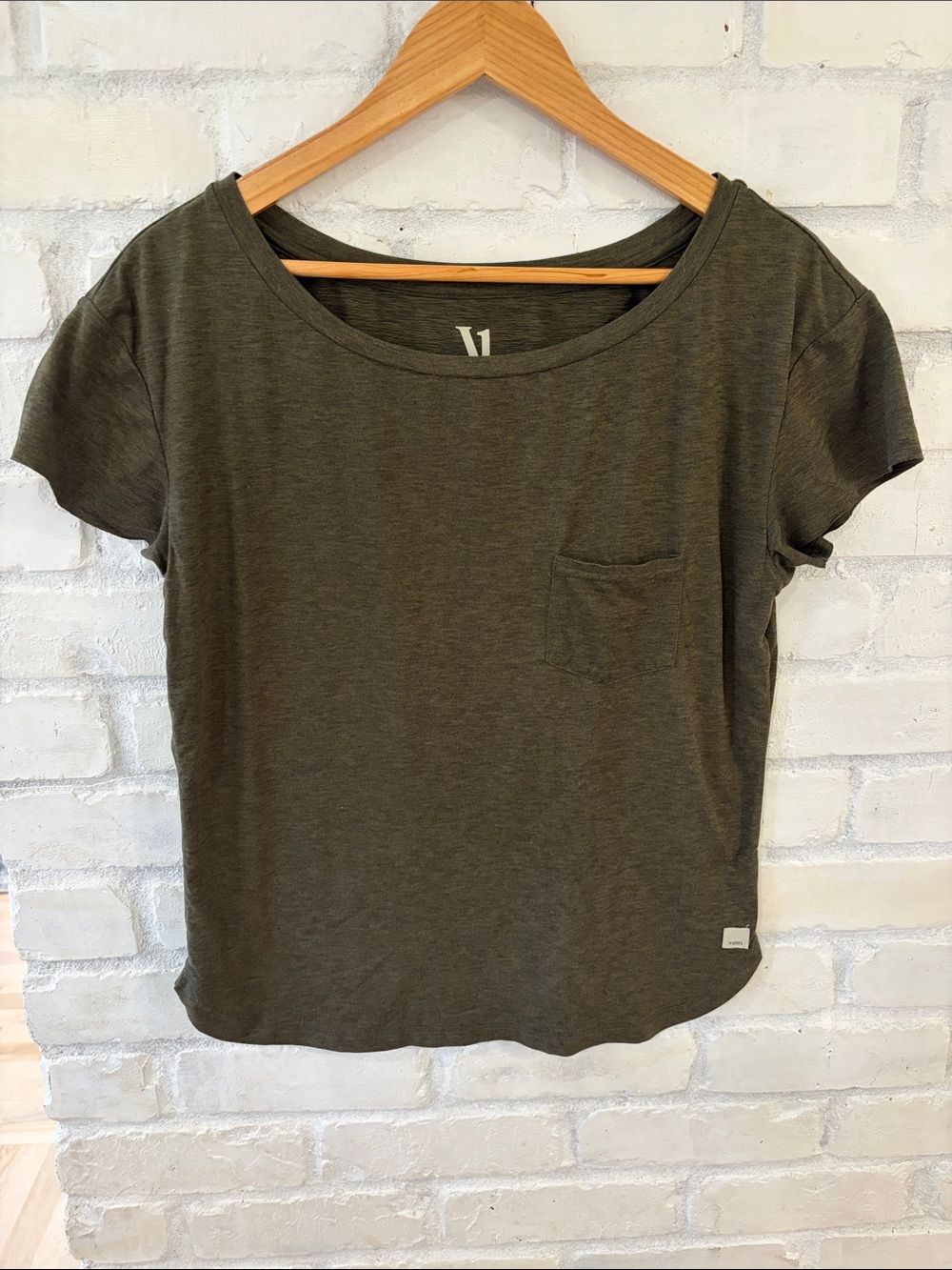 Vuori Olive Short Sleeve Pocket Tee (B5)